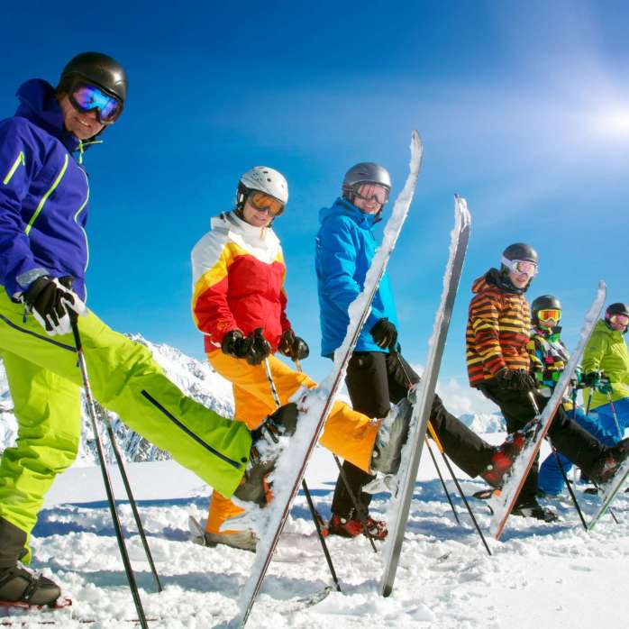 Gruppe Skifahrer in der Reihe